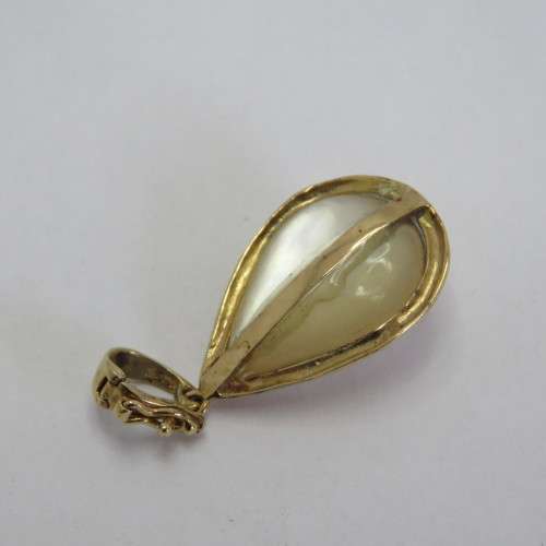 14kt Gold mabe pearl pendant - Weighs 3,4 g