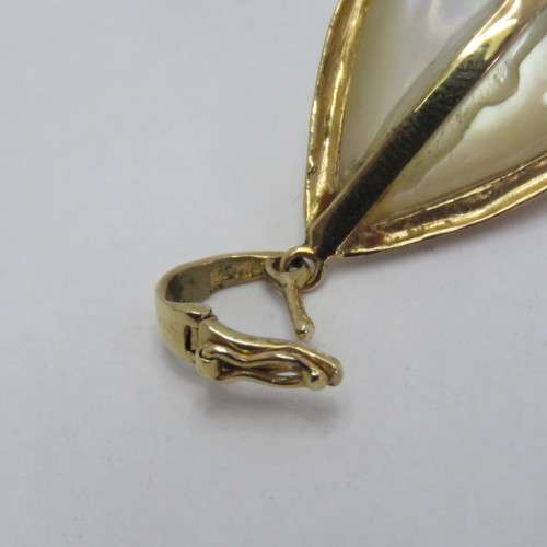 14kt Gold mabe pearl pendant - Weighs 3,4 g