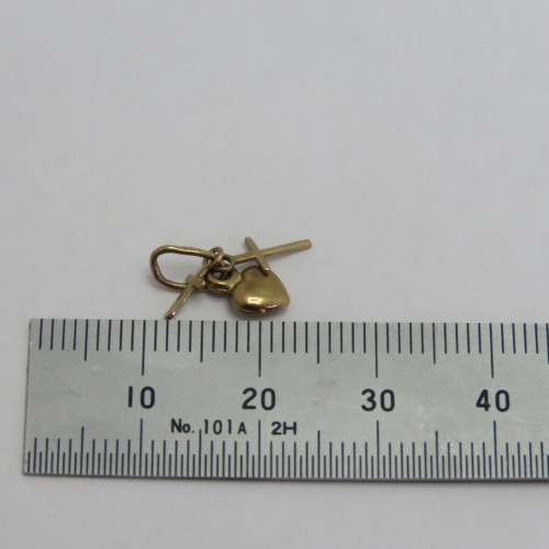 9kt Gold crosses and heart charm - Weighs 0,4 g