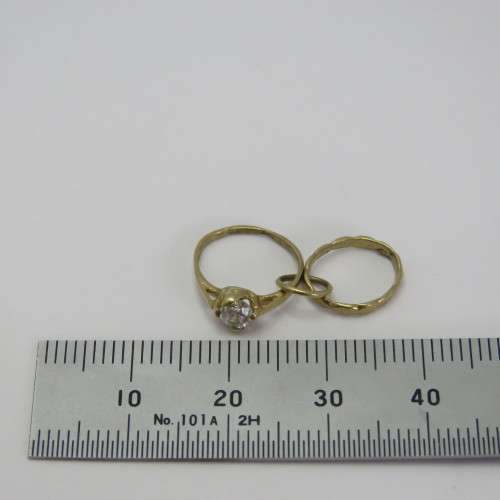 9kt Gold Miniature ring set charm - Weighs 0,9 g