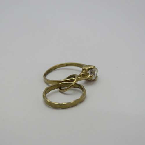 9kt Gold Miniature ring set charm - Weighs 0,9 g