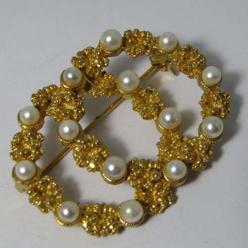 Vintage Gold coloured costume jewellery brooch
