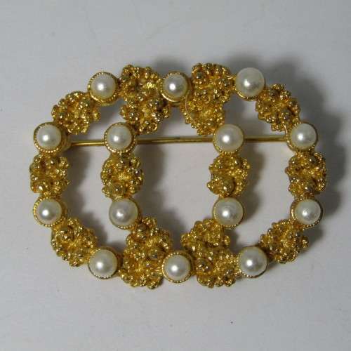 Vintage Gold coloured costume jewellery brooch