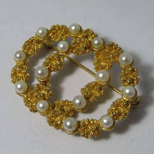 Vintage Gold coloured costume jewellery brooch