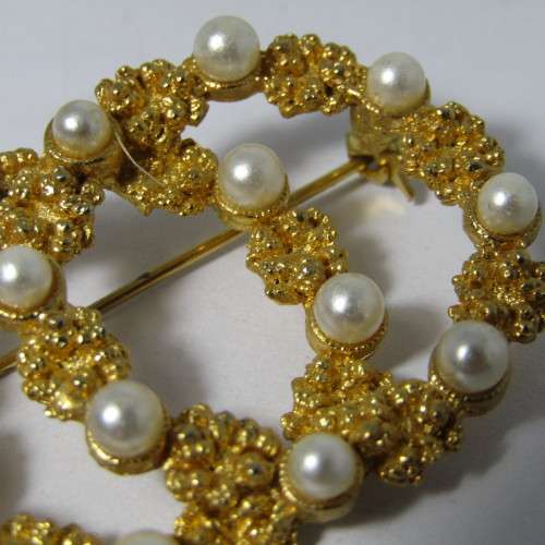 Vintage Gold coloured costume jewellery brooch