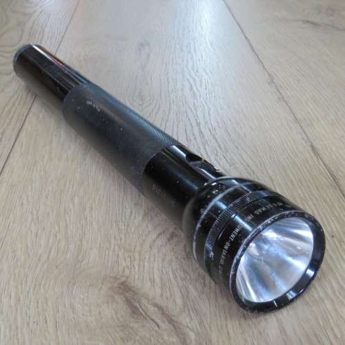 Mag-Lite Flashlight - Made by Mag Instrument - Needs batteries - 43 cm