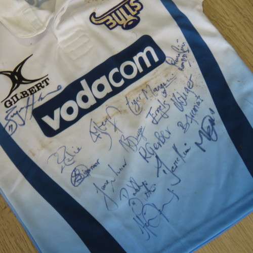 Blue Bulls Vodacom kiddies size 7 Rugby Jersey signed by players - Some dirt marks