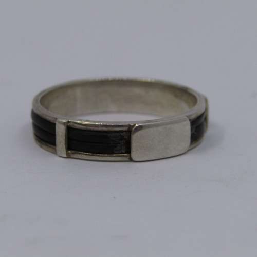 Sterling Silver ring with elephant hair - weighs 3.1 grams - size X/11