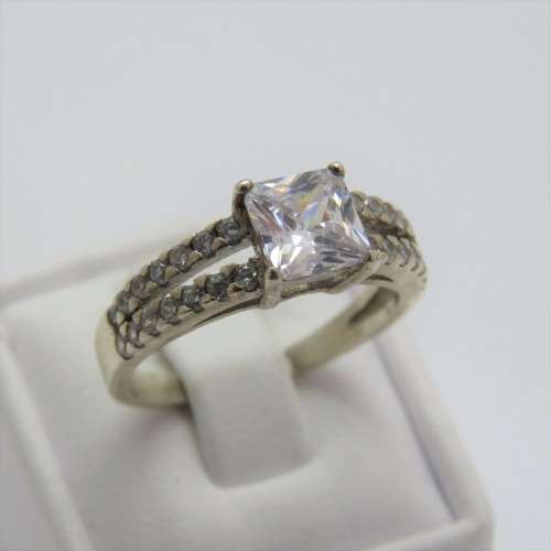 Sterling silver ring with clear stones - Weighs 3,2 grams - Size N 1/2