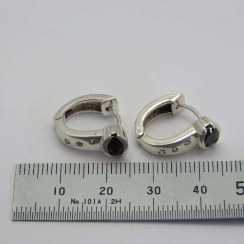 Pair of sterling silver earrings with black and white stones - Weighs 5,0 grams