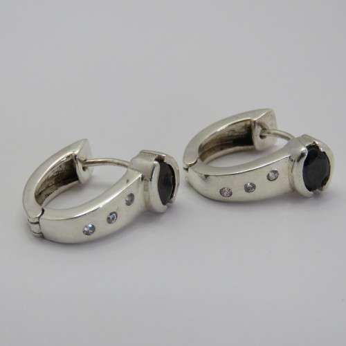Pair of sterling silver earrings with black and white stones - Weighs 5,0 grams