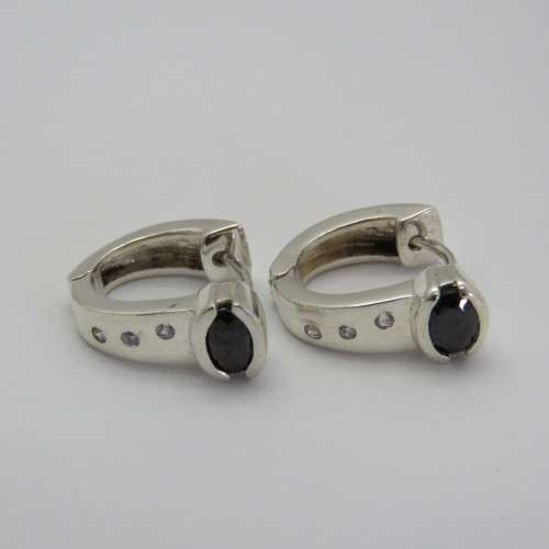 Pair of sterling silver earrings with black and white stones - Weighs 5,0 grams