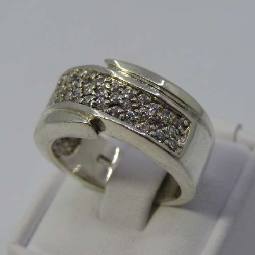 Sterling silver ring with clear stones - weighs 9,2g - size L/6