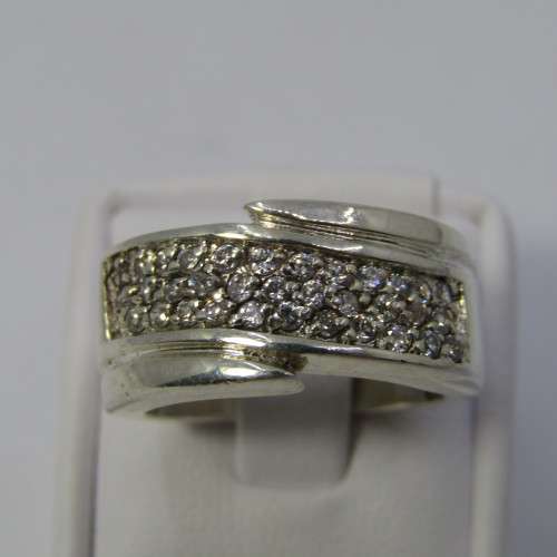 Sterling silver ring with clear stones - weighs 9,2g - size L/6