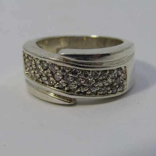 Sterling silver ring with clear stones - weighs 9,2g - size L/6