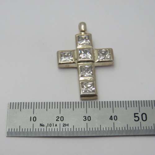 Sterling silver cross pendant with clear stones - Weighs 7,2 g