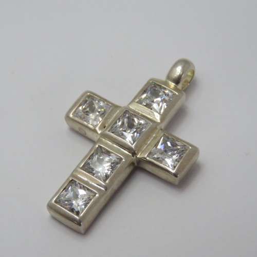 Sterling silver cross pendant with clear stones - Weighs 7,2 g