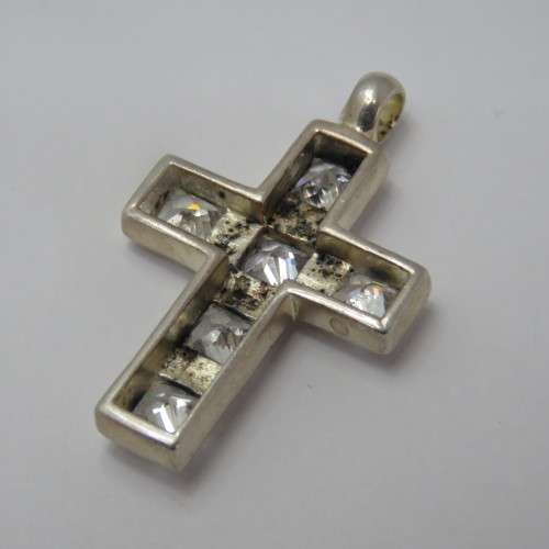 Sterling silver cross pendant with clear stones - Weighs 7,2 g
