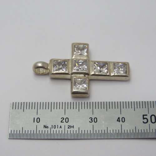 Sterling silver cross pendant with clear stones - Weighs 7,2 g