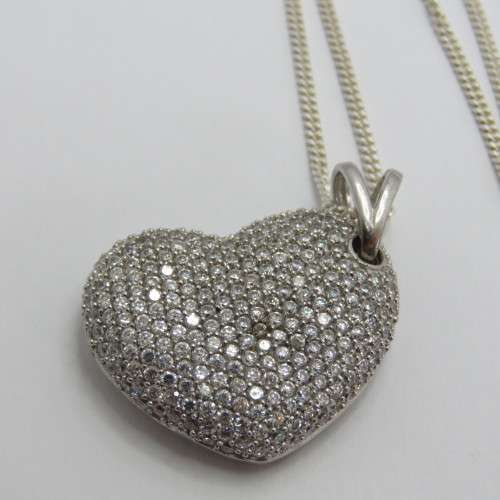 Sterling silver heart pendant and necklace with clear stones - Weighs 22,7 g - Length 49 cm
