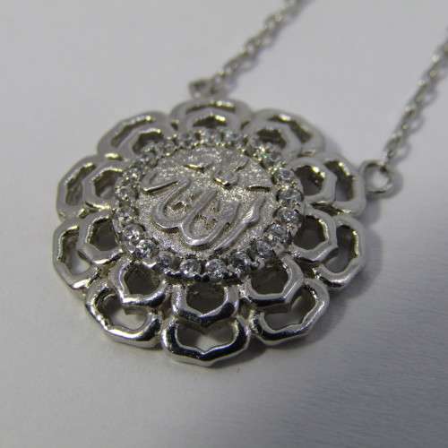 Sterling Silver necklace and pendant- weighs 3.7g - 47cm