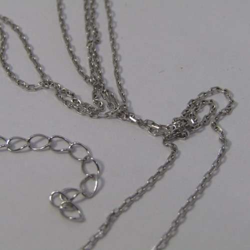 Sterling Silver necklace and pendant- weighs 3.7g - 47cm