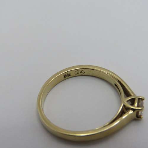 9kt Gold forever Solitaire diamond ring with 0,25 ct diamond with certificate - Color K/L