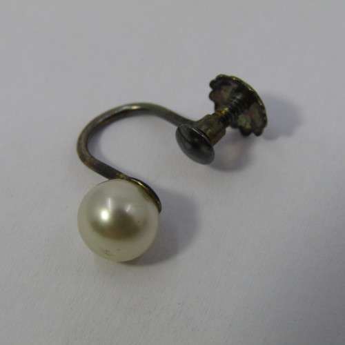 Pair of vintage Silver pearl screw on earrings