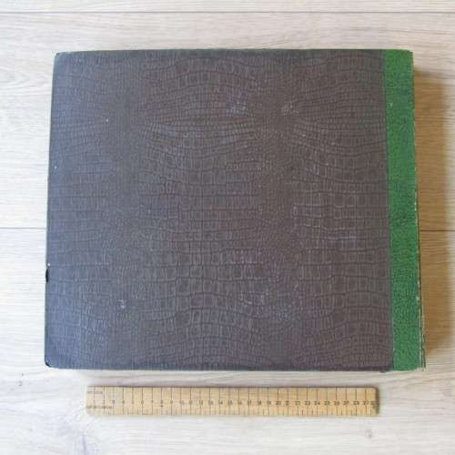 His Masters Voice record album with 12 records - 76rpm - one chipped