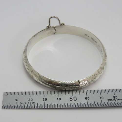 Sterling silver bangle with safety chain - Dates engraved inside - Weighs 11,0 grams