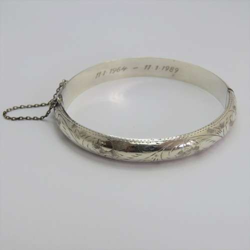 Sterling silver bangle with safety chain - Dates engraved inside - Weighs 11,0 grams