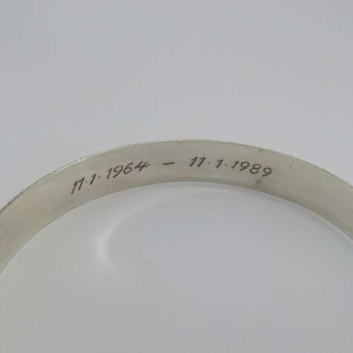 Sterling silver bangle with safety chain - Dates engraved inside - Weighs 11,0 grams