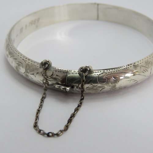 Sterling silver bangle with safety chain - Dates engraved inside - Weighs 11,0 grams