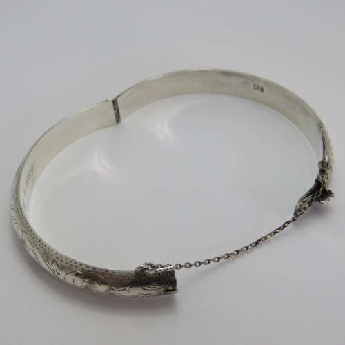 Sterling silver bangle with safety chain - Dates engraved inside - Weighs 11,0 grams
