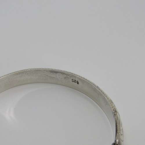 Sterling silver bangle with safety chain - Dates engraved inside - Weighs 11,0 grams