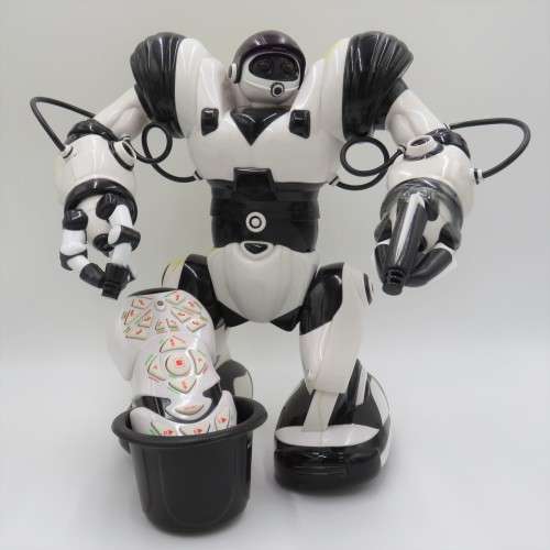 Wow Wee Robosapien toy robot - Working - Needs batteries - Some yellowing on plastic