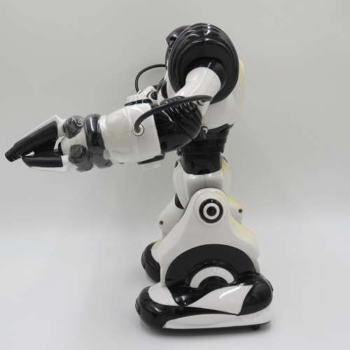 Wow Wee Robosapien toy robot - Working - Needs batteries - Some yellowing on plastic