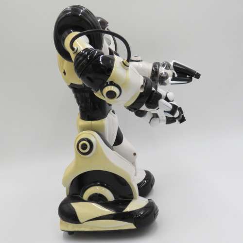 Wow Wee Robosapien toy robot - Working - Needs batteries - Some yellowing on plastic