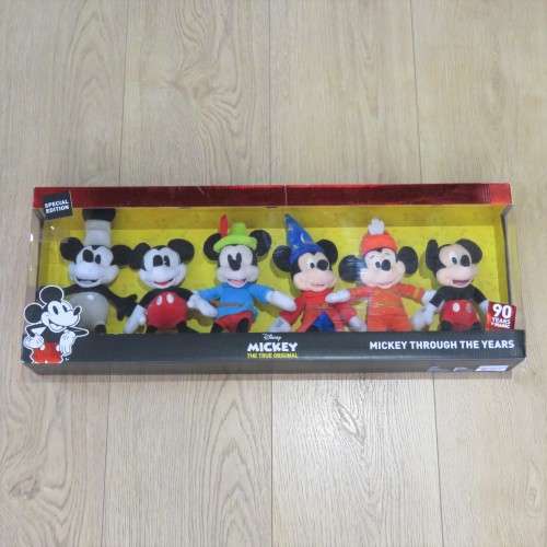 Mikey Mouse Through the Years 90th Anniversary plush toy set - Box 28 x 71 cm
