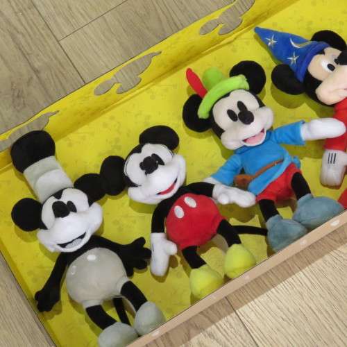 Mikey Mouse Through the Years 90th Anniversary plush toy set - Box 28 x 71 cm