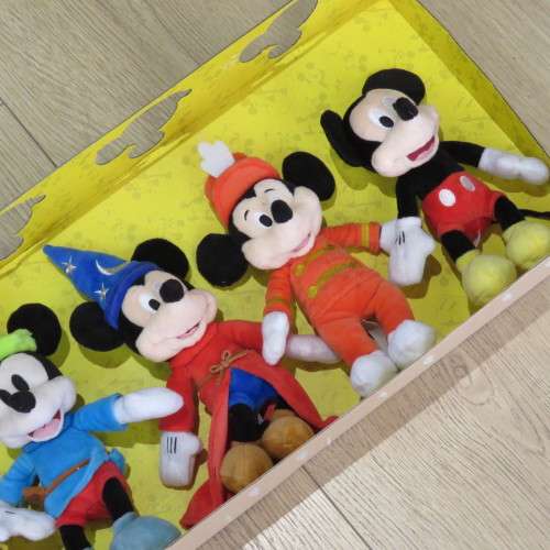Mikey Mouse Through the Years 90th Anniversary plush toy set - Box 28 x 71 cm