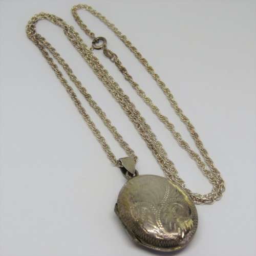 Sterling silver necklace with locket pendant - Weighs 11,9 grams - Length 65 cm
