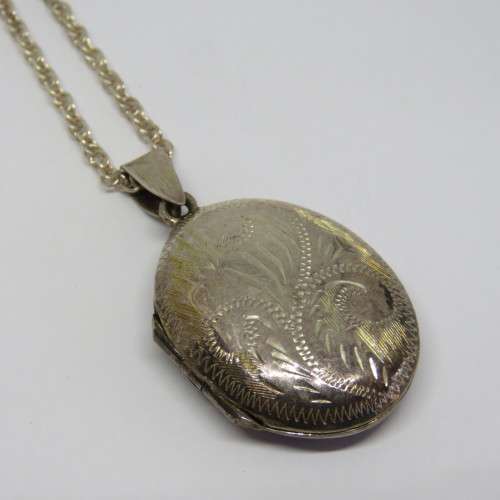 Sterling silver necklace with locket pendant - Weighs 11,9 grams - Length 65 cm