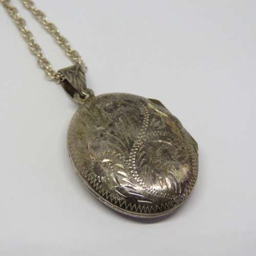 Sterling silver necklace with locket pendant - Weighs 11,9 grams - Length 65 cm