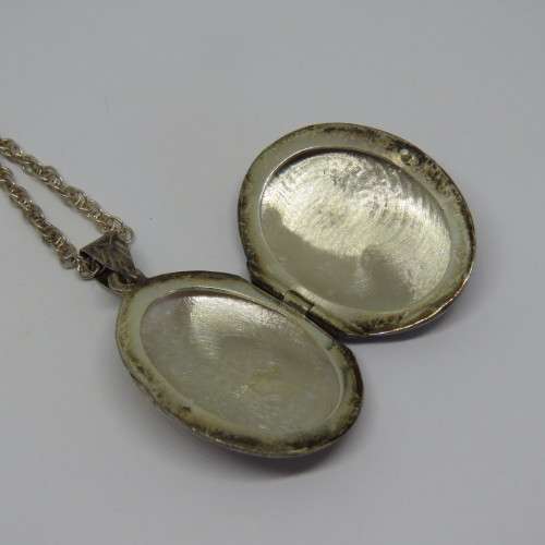 Sterling silver necklace with locket pendant - Weighs 11,9 grams - Length 65 cm