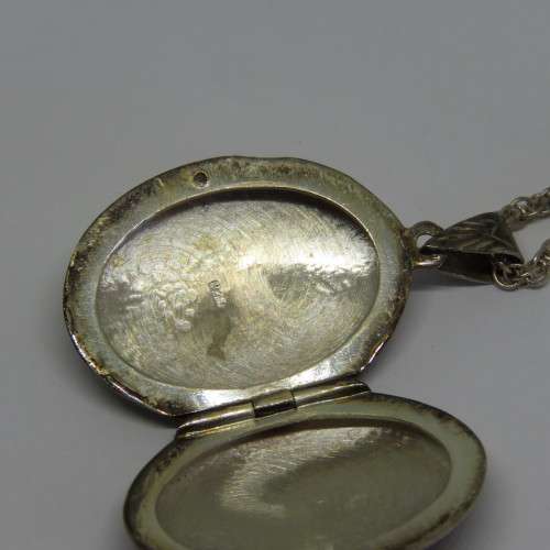 Sterling silver necklace with locket pendant - Weighs 11,9 grams - Length 65 cm