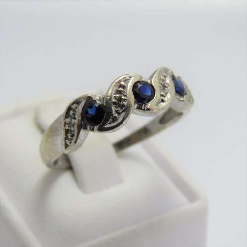 9kt white gold ring with 3 Sapphires and small diamonds - Weighs 2,8 g - Size P