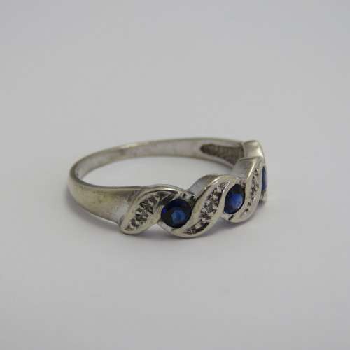 9kt white gold ring with 3 Sapphires and small diamonds - Weighs 2,8 g - Size P