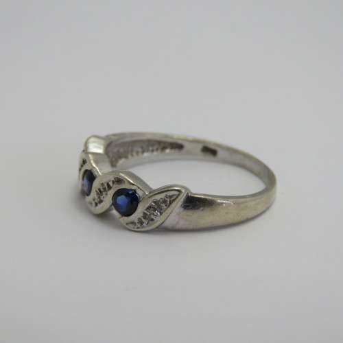 9kt white gold ring with 3 Sapphires and small diamonds - Weighs 2,8 g - Size P