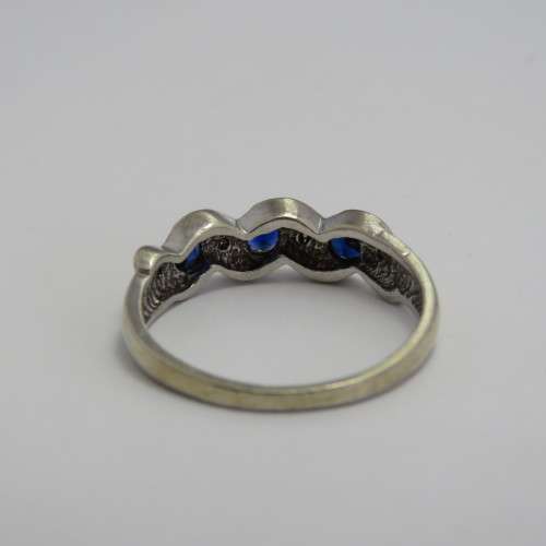 9kt white gold ring with 3 Sapphires and small diamonds - Weighs 2,8 g - Size P